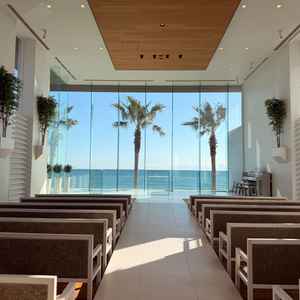 海と青空が見えるチャペルが素敵。客席から車や道路が見えないのも良い。