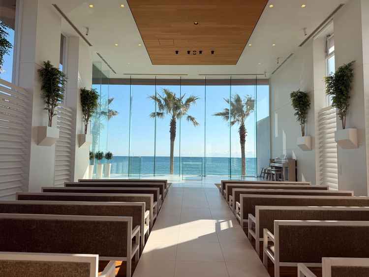 海と青空が見えるチャペルが素敵。客席から車や道路が見えないのも良い。