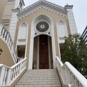 チャペルにつながる階段の写真。白を基調にした階段で、ドレスが綺麗に撮れそうでした。