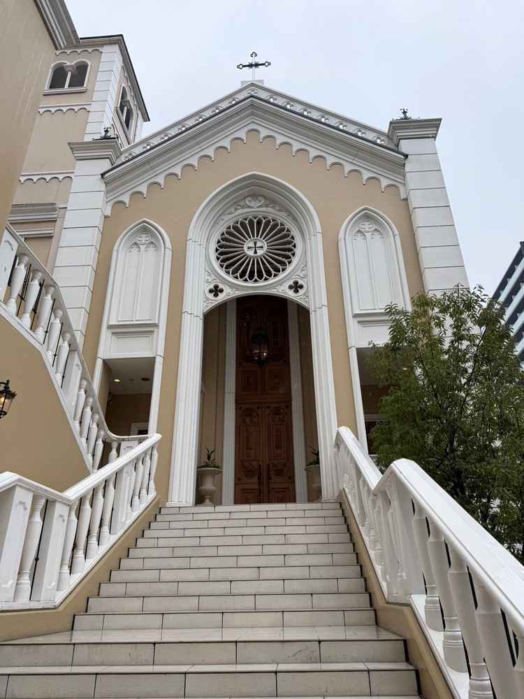 チャペルにつながる階段の写真。白を基調にした階段で、ドレスが綺麗に撮れそうでした。