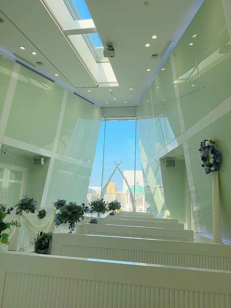 最上階にある式場で、晴れた日には外でみんなと写真撮影という思い出が作れそうな式場でした。