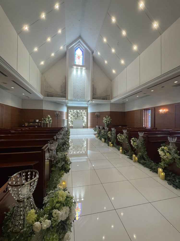 チャペルの中。センタラインが広く(都内でも随一と説明)、また天井照明が綺麗だった。