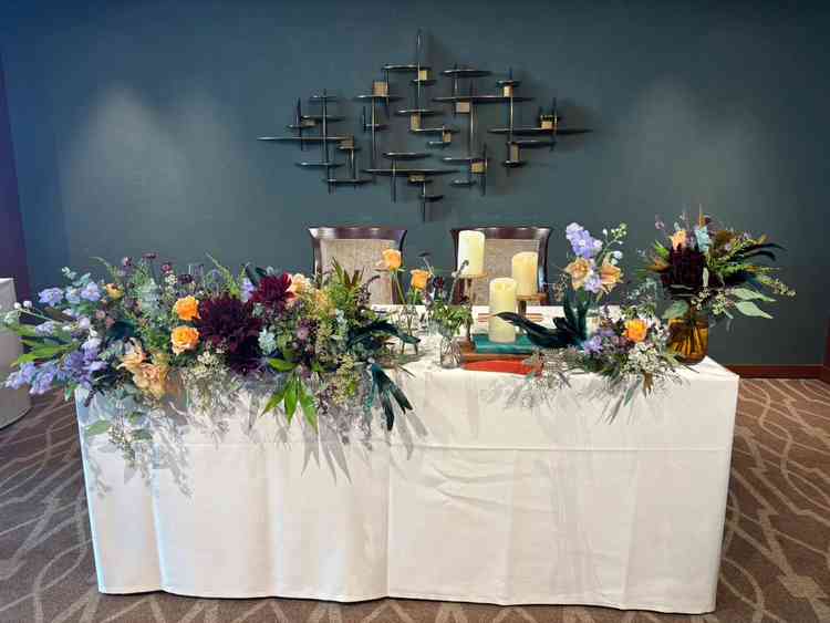 披露宴のメインテーブルで華やかであった。自由度はかなり高いらしくオートクチュールに近く料金次第