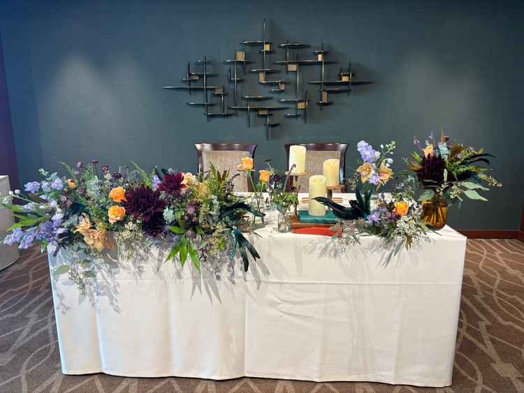 披露宴のメインテーブルで華やかであった。自由度はかなり高いらしくオートクチュールに近く料金次第