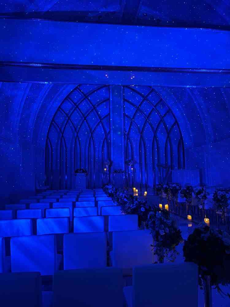 チャペルで夜空のような演出にすることができる