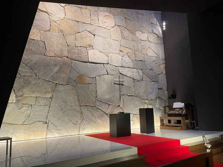 象徴的な石壁のあるチャペル。天候に左右されず天窓から光が差し込むため、新郎新婦がとても綺麗に見える