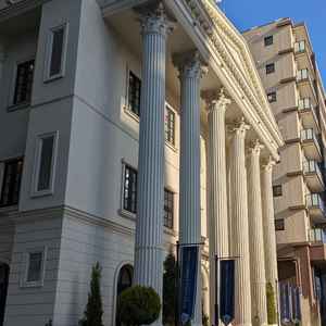 駅から向かっていくと見える会場の外観。建物自体は素敵だが、すぐ隣は普通のビルなどで現実感がある。