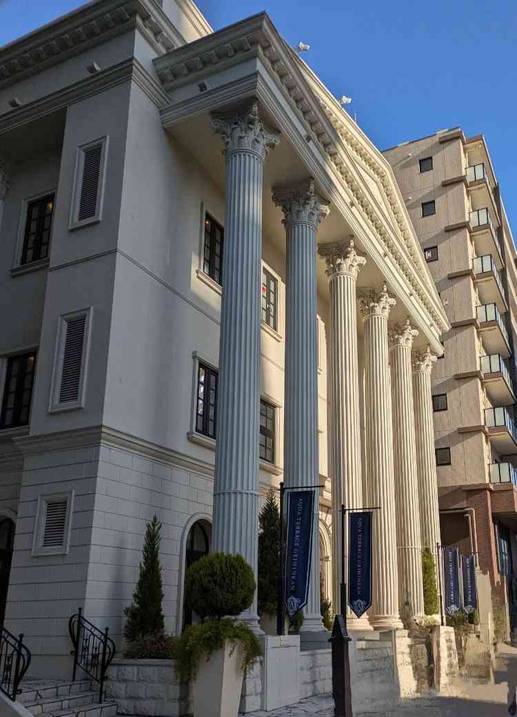 駅から向かっていくと見える会場の外観。建物自体は素敵だが、すぐ隣は普通のビルなどで現実感がある。