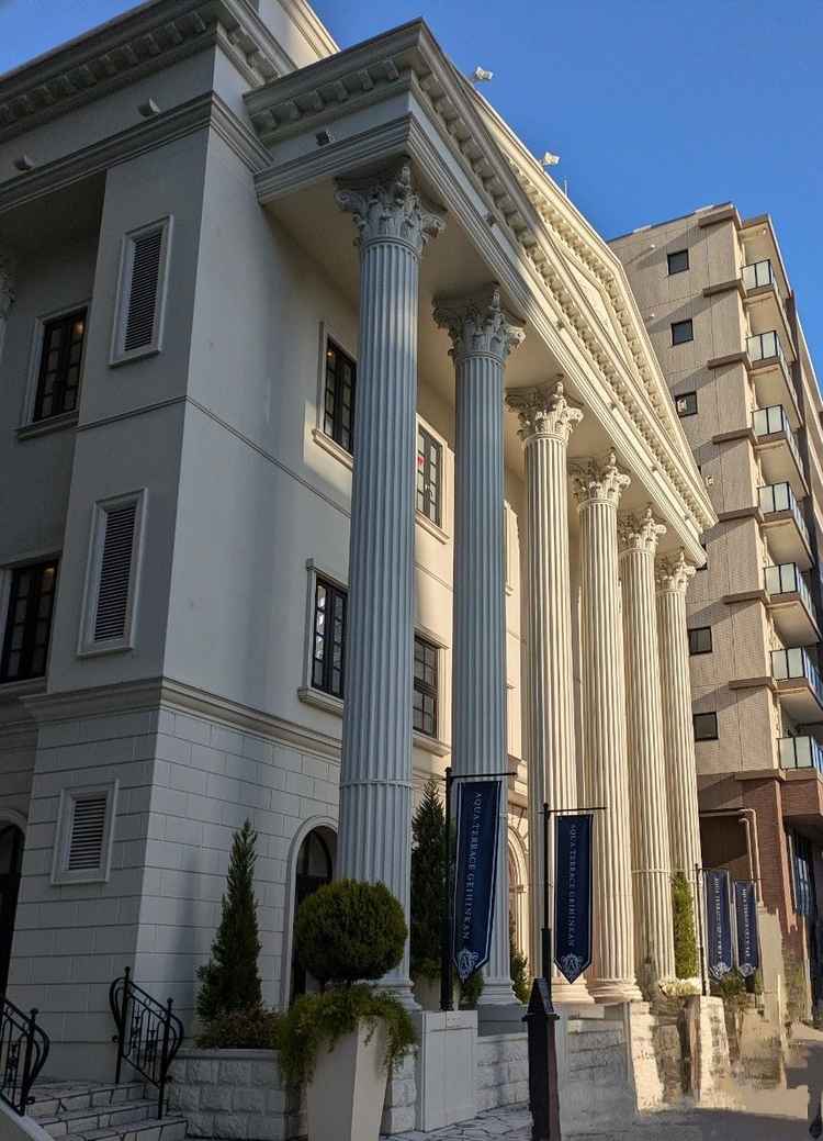 駅から向かっていくと見える会場の外観。建物自体は素敵だが、すぐ隣は普通のビルなどで現実感がある。