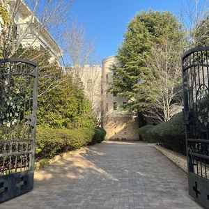 緑に囲まれた門構えで、落ち着いた雰囲気を感じました。