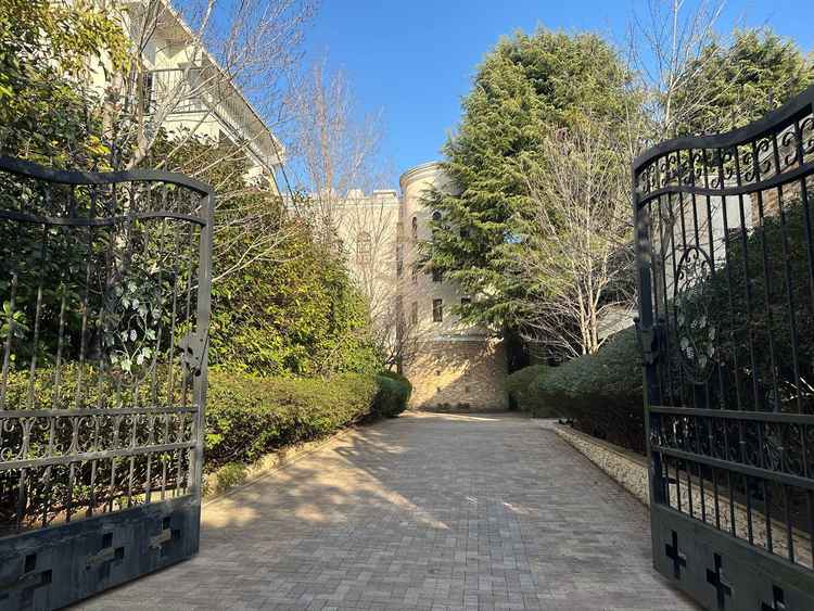 緑に囲まれた門構えで、落ち着いた雰囲気を感じました。