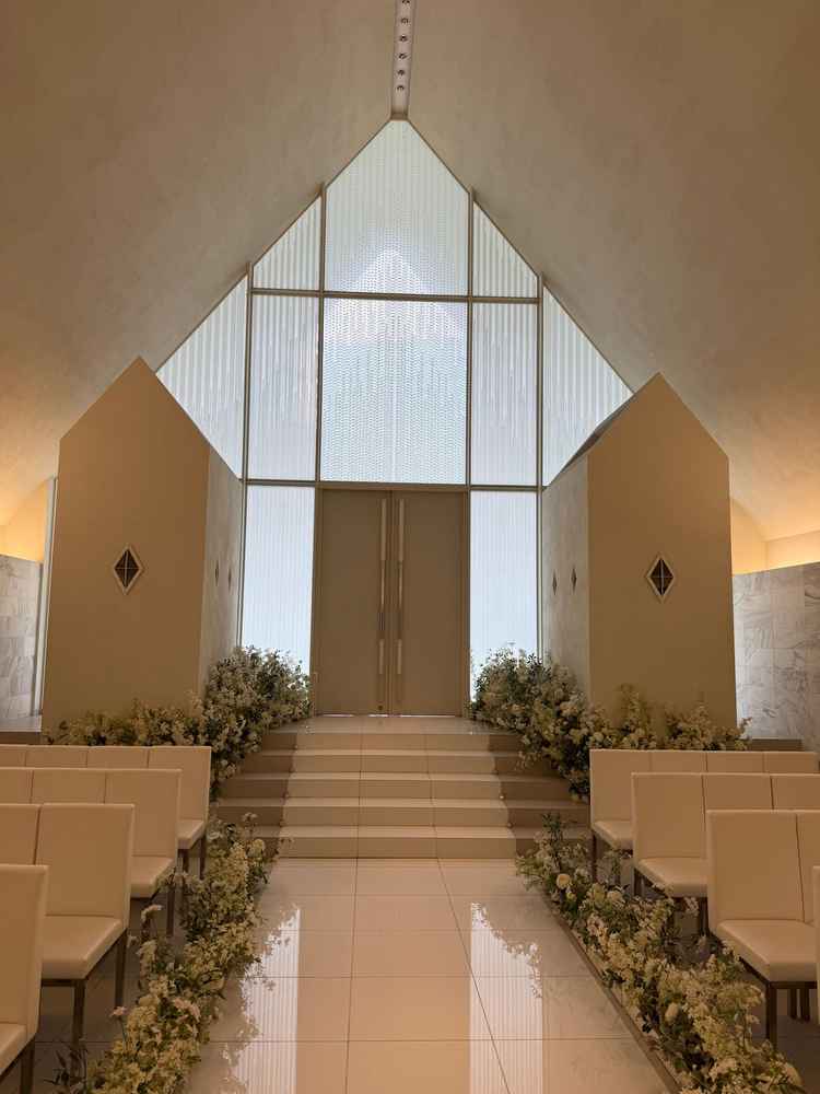 白を基調の美しいチャペルです