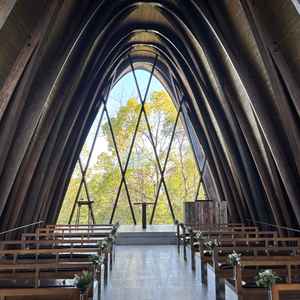 木で創られたチャペルは他に無いモダンで自然を感じ圧巻でした