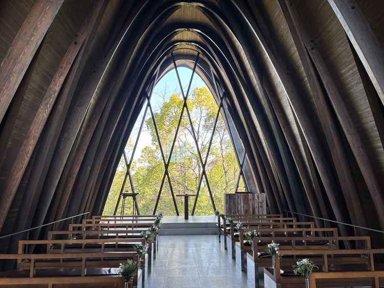 木で創られたチャペルは他に無いモダンで自然を感じ圧巻でした
