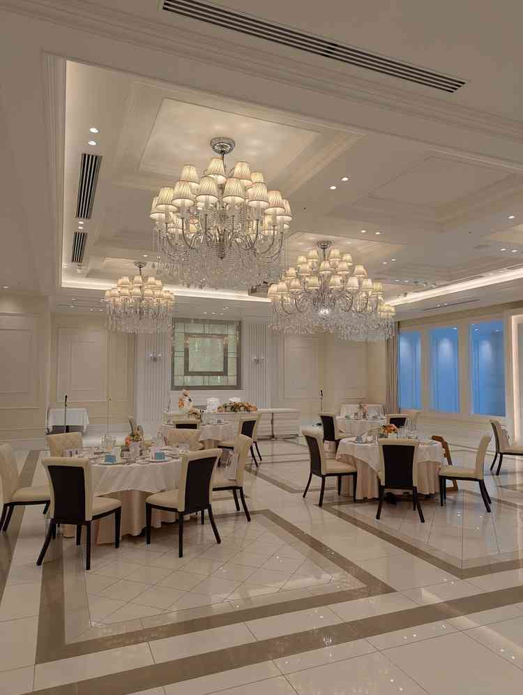 100人は窮屈になるが少人数向けの披露宴会場