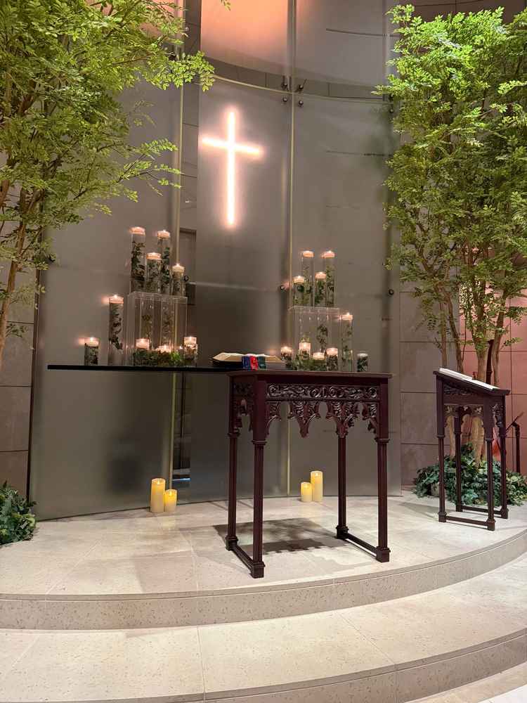 両親席からみたチャペル。演出としてシーンにより暗さが変わるらしく、良いなと思った。