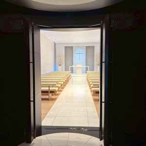 チャペルの入り口。カーテンは開けられます。