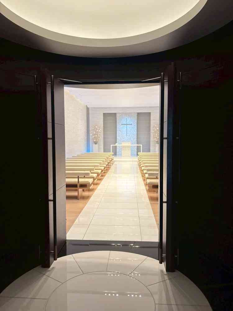 チャペルの入り口。カーテンは開けられます。