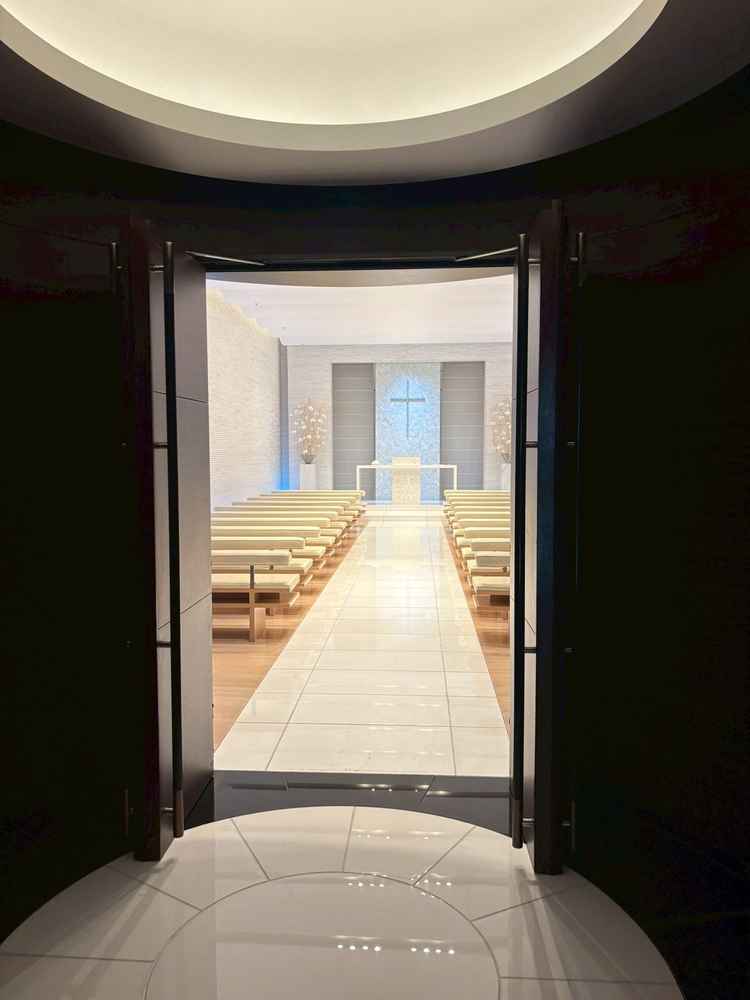 チャペルの入り口。カーテンは開けられます。