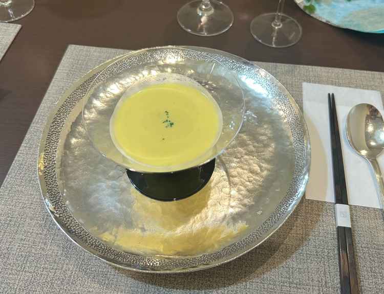 料理。彩りが美しく、器や盛り付けも上品で、特別感のある料理という印象でした。