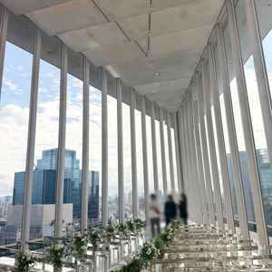 全面ガラス張りの挙式会場