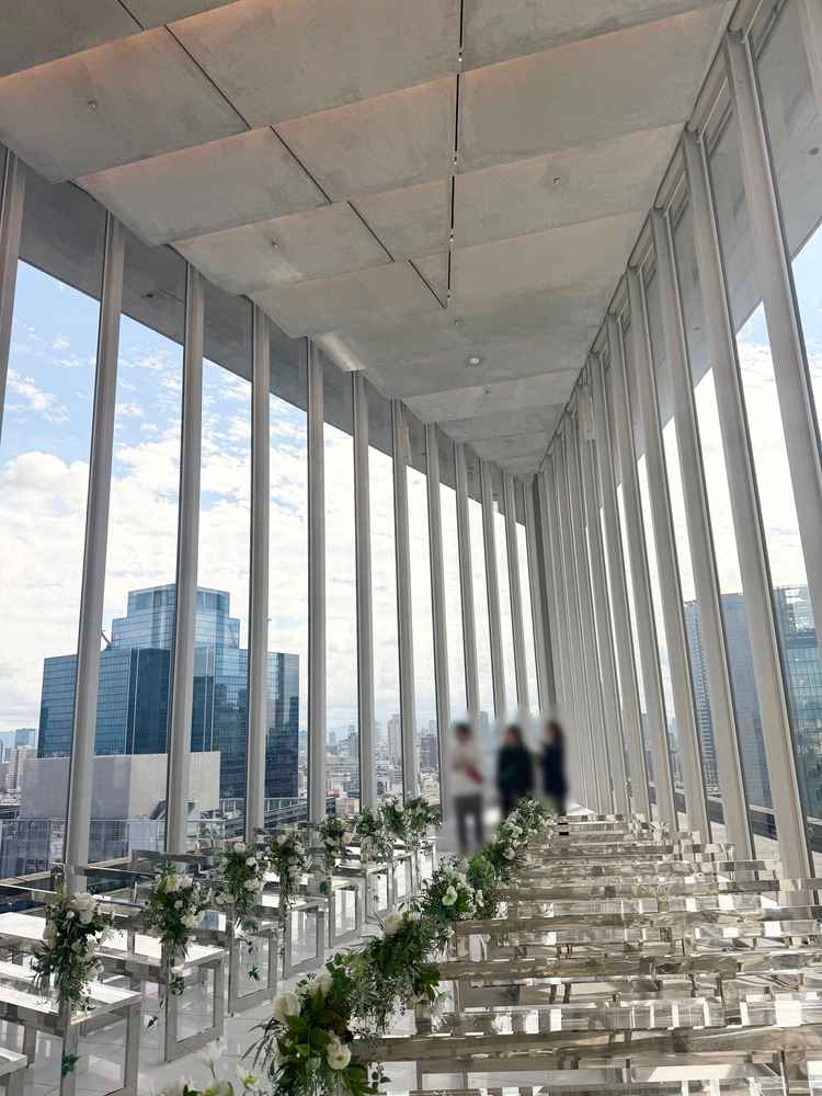 全面ガラス張りの挙式会場