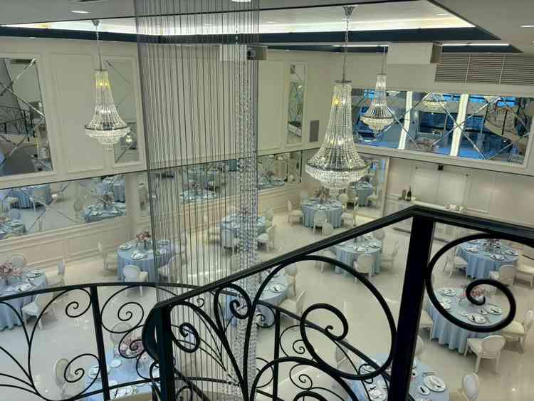 披露宴会場。広さはとても丁度と良い。