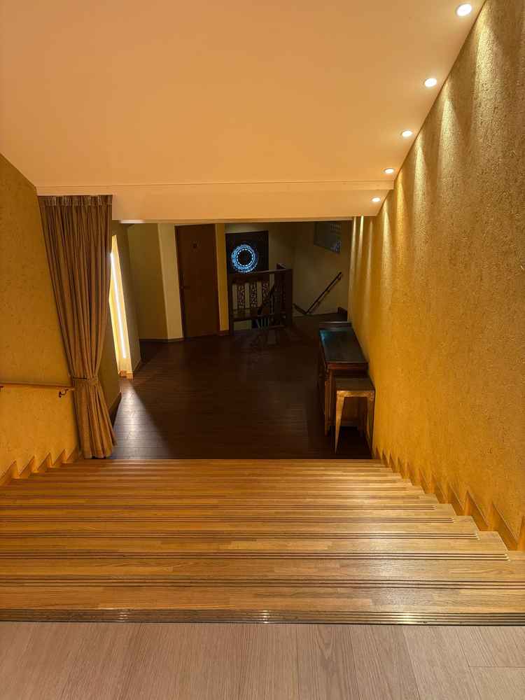 挙式会場に入る前の階段です。建物自体が古く、エレベーター等の完備はないそうです。