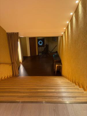 挙式会場に入る前の階段です。建物自体が古く、エレベーター等の完備はないそうです。