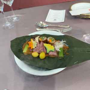 試食会で提供された和食の肉料理です。和食ではこの他に椀もの、デザートをいただきました。