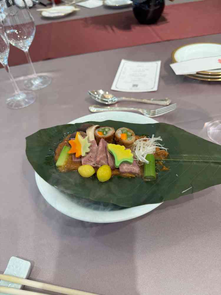 試食会で提供された和食の肉料理です。和食ではこの他に椀もの、デザートをいただきました。