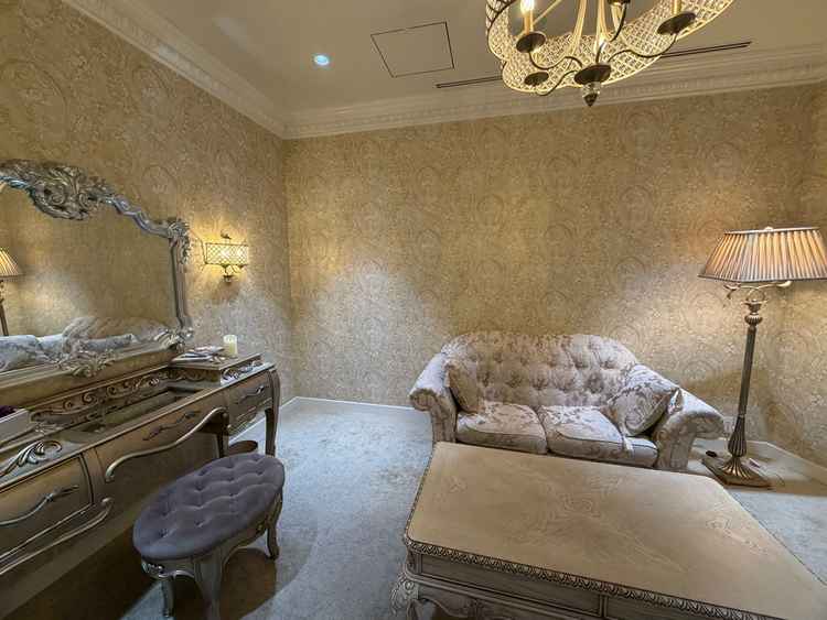 新郎新婦のブライズルームです。しっかりとした個室+専用のお手洗いも用意されていました。