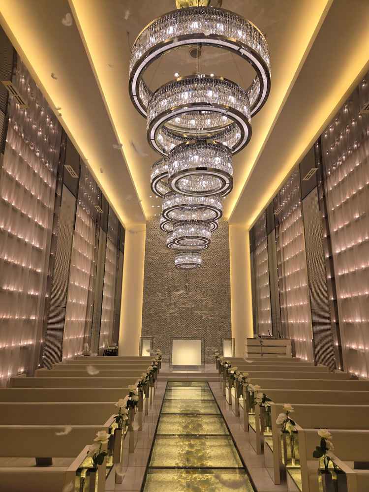 挙式会場。シャンデリアとガラスのバージンロードによって唯一無二のデザインが施されています。