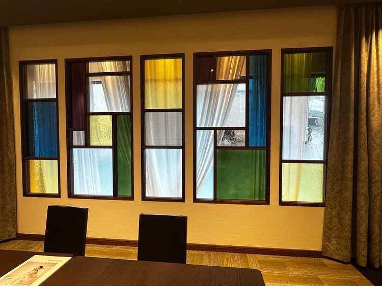 披露宴会場となる場所で説明をうかがいました。ステンドグラスがあり、明るい雰囲気でした。