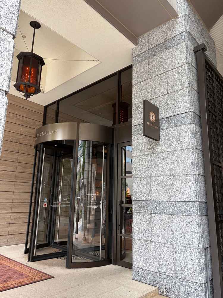 ホテル入口 ラグジュアリーホテルによくある回転扉で入口から高級感を感じた