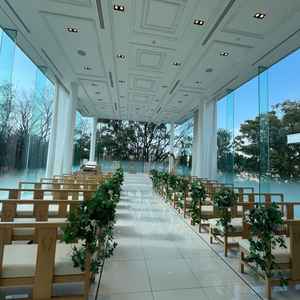 挙式会場は明るく開放感があった。