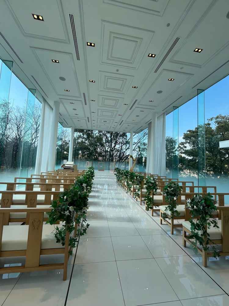 挙式会場は明るく開放感があった。