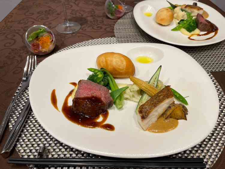 和のテイストを盛り込んだフレンチ。奈良漬けを使用したソースやお寿司をイメージした前菜など。