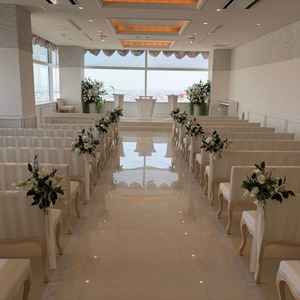 挙式会場は仙台の街並みを一望でき、白を基調とした空間で美しかったです。