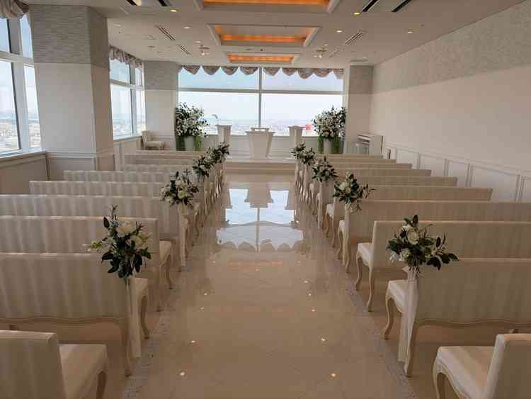 挙式会場は仙台の街並みを一望でき、白を基調とした空間で美しかったです。