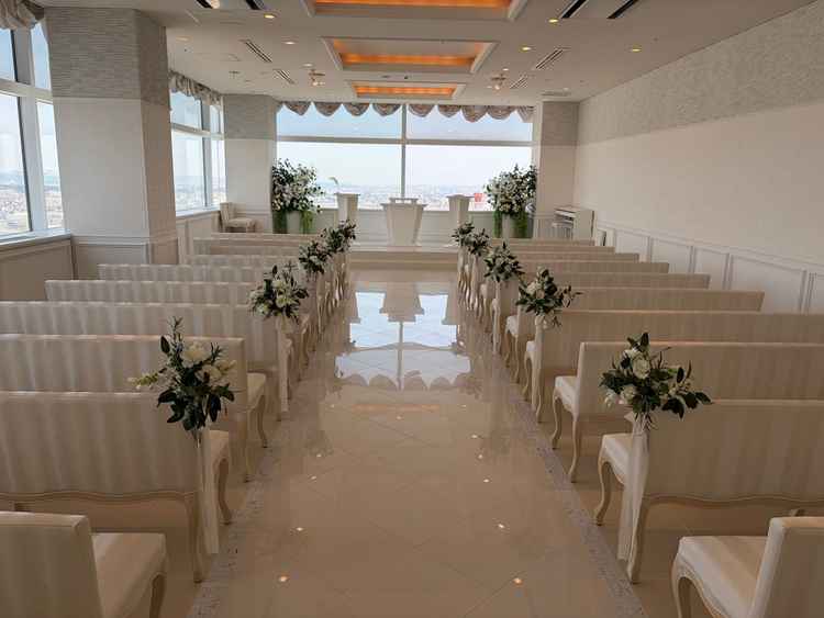 挙式会場は仙台の街並みを一望でき、白を基調とした空間で美しかったです。