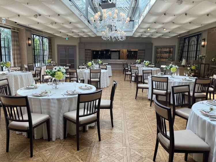 天井から光が差し込む披露宴会場