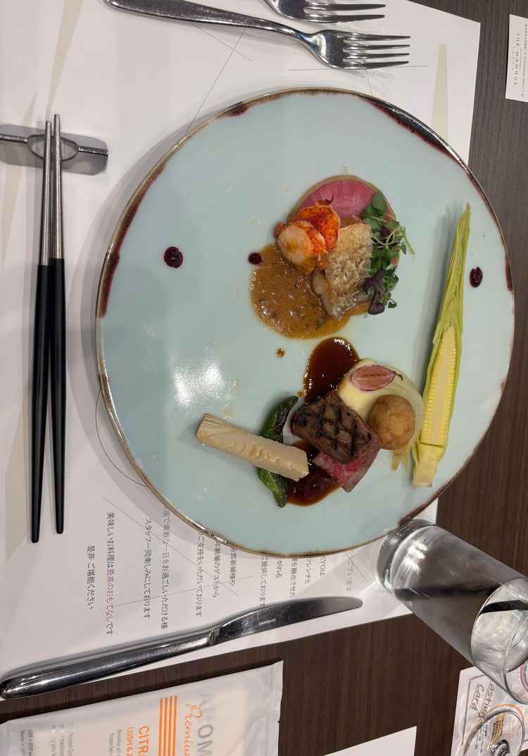 試食の様子です。和食とフレンチを融合した料理は老若男女問わず好きな味でとても美味しかったです。