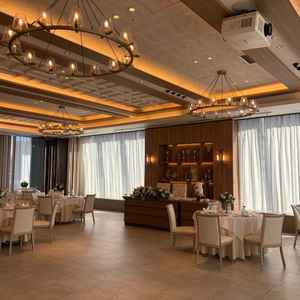 披露宴会場の写真。四方から日光が入り、明るく暖かな印象でした。ゲストとの距離感も近い印象でした。