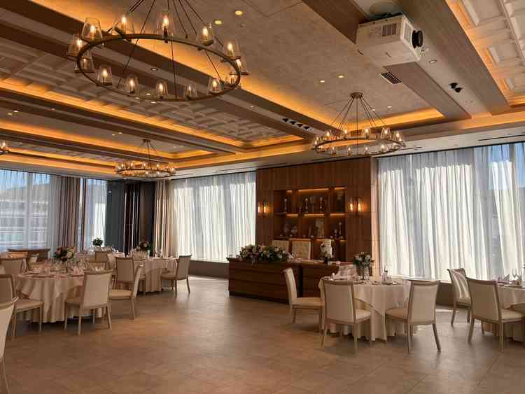 披露宴会場の写真。四方から日光が入り、明るく暖かな印象でした。ゲストとの距離感も近い印象でした。