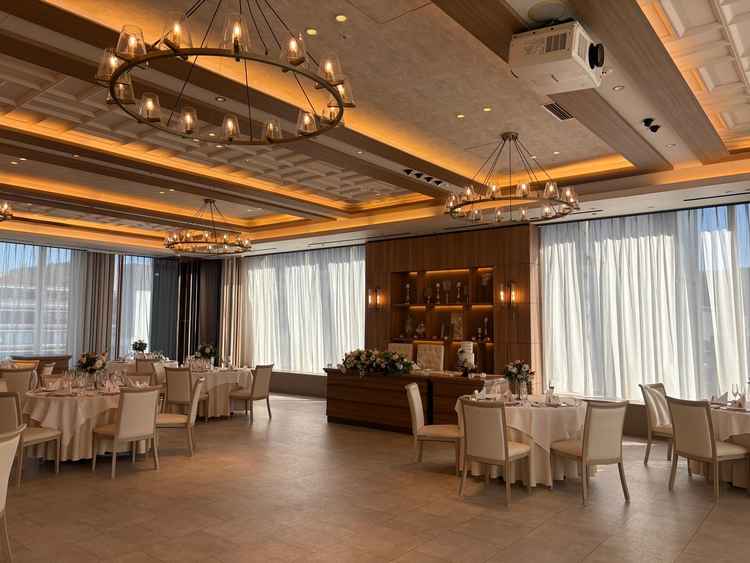 披露宴会場の写真。四方から日光が入り、明るく暖かな印象でした。ゲストとの距離感も近い印象でした。