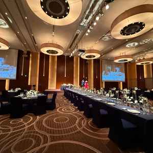 2階にある披露宴のお部屋。天井が高く高級感のある空間でした。