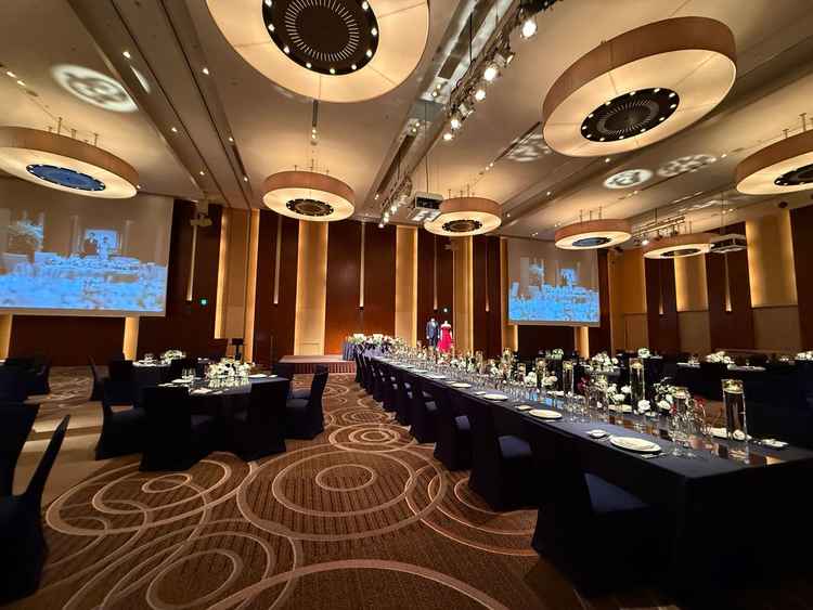 2階にある披露宴のお部屋。天井が高く高級感のある空間でした。