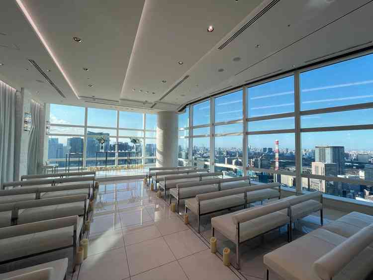 チャペル全体。東京タワーとスカイツリーが見え、開放感がありました。