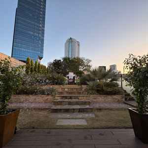 屋上ガーデン挙式会場。HP写真より広く感じましたが、視界に入るビルが多く少し人目が気になりました。